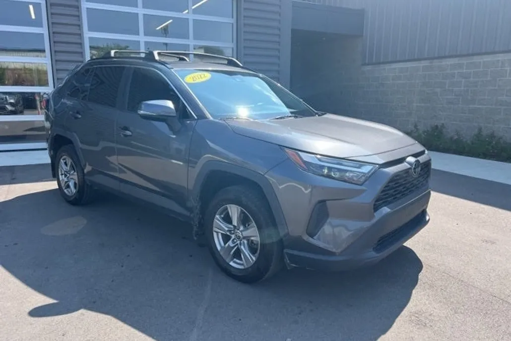 2022 Toyota RAV4 XLE photo 1