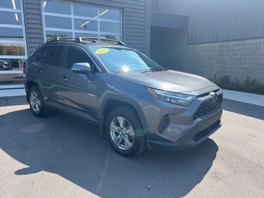 2022 Toyota RAV4 XLE photo 1