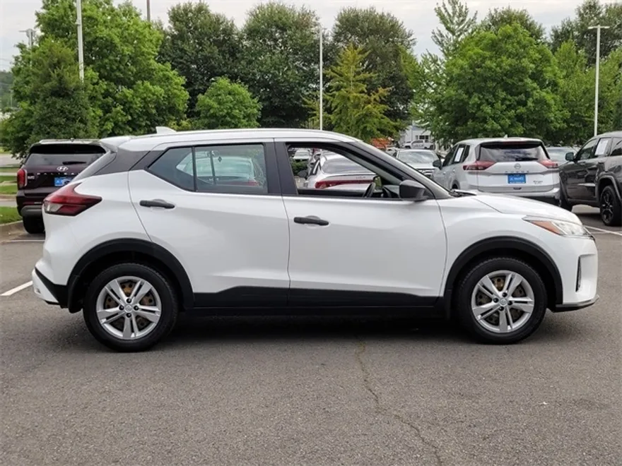 2022 Nissan Kicks S photo 1