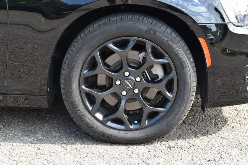 2023 Chrysler 300 Touring L photo 1