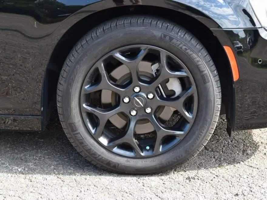 2023 Chrysler 300 Touring L photo 1