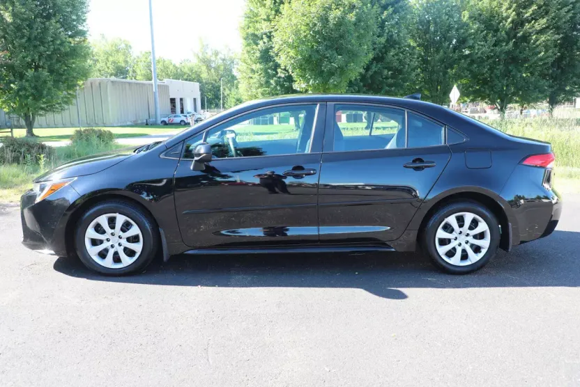 2024 Toyota Corolla LE photo 1