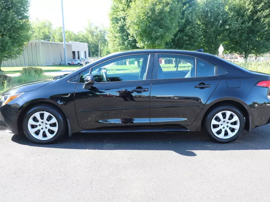 2024 Toyota Corolla LE photo 1