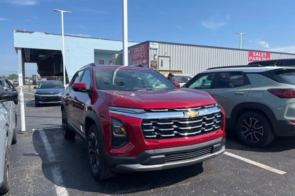 2025 Chevrolet Equinox LT photo 1