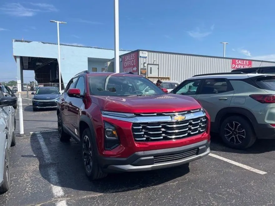 2025 Chevrolet Equinox LT photo 1