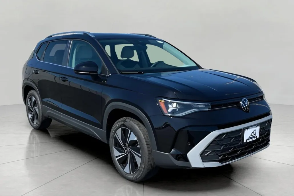 2025 Volkswagen Taos SE photo 1