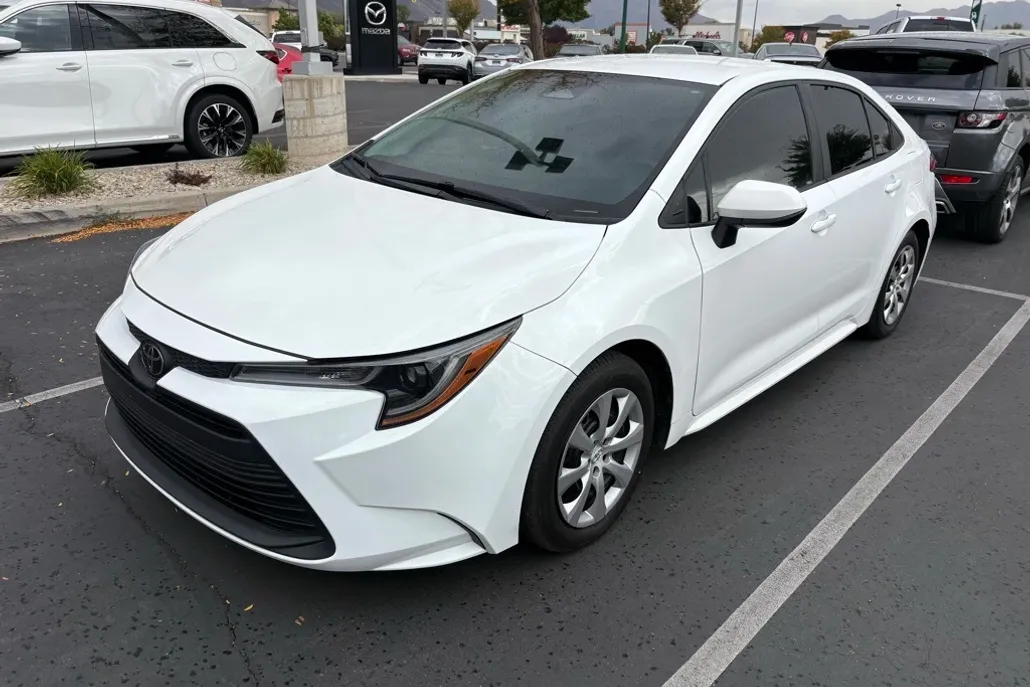 2024 Toyota Corolla LE photo 1