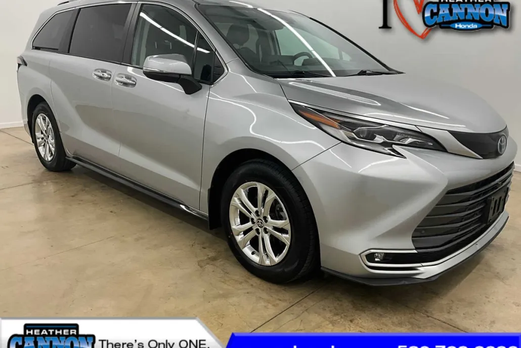 2022 Toyota Sienna Platinum photo 1