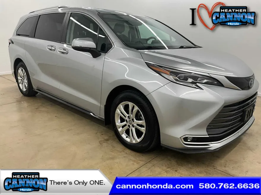 2022 Toyota Sienna Platinum photo 1