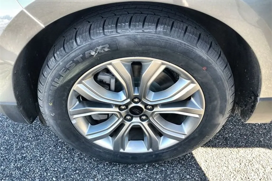 2023 Ford Edge Titanium photo 1
