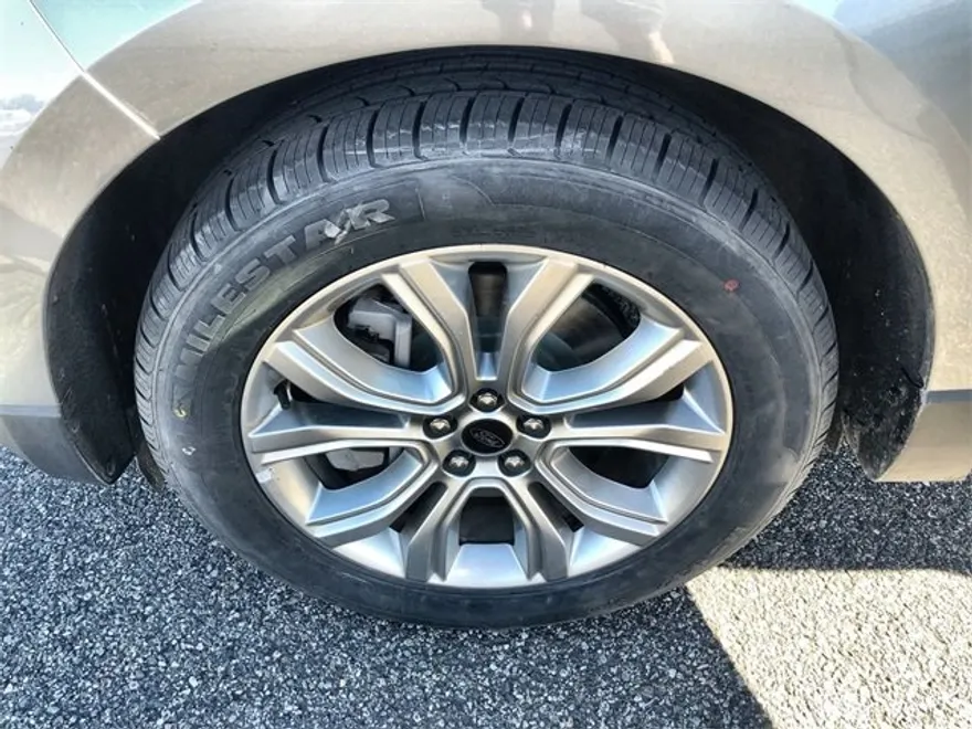 2023 Ford Edge Titanium photo 1