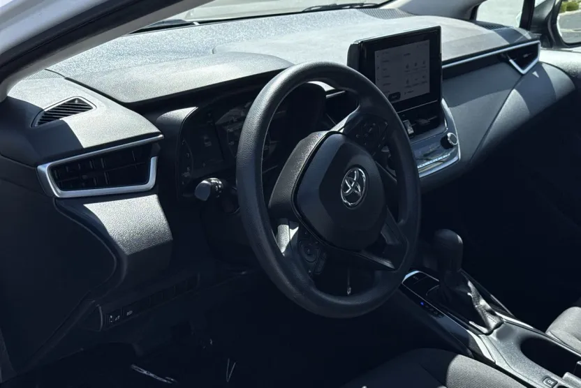 2023 Toyota Corolla LE photo 1
