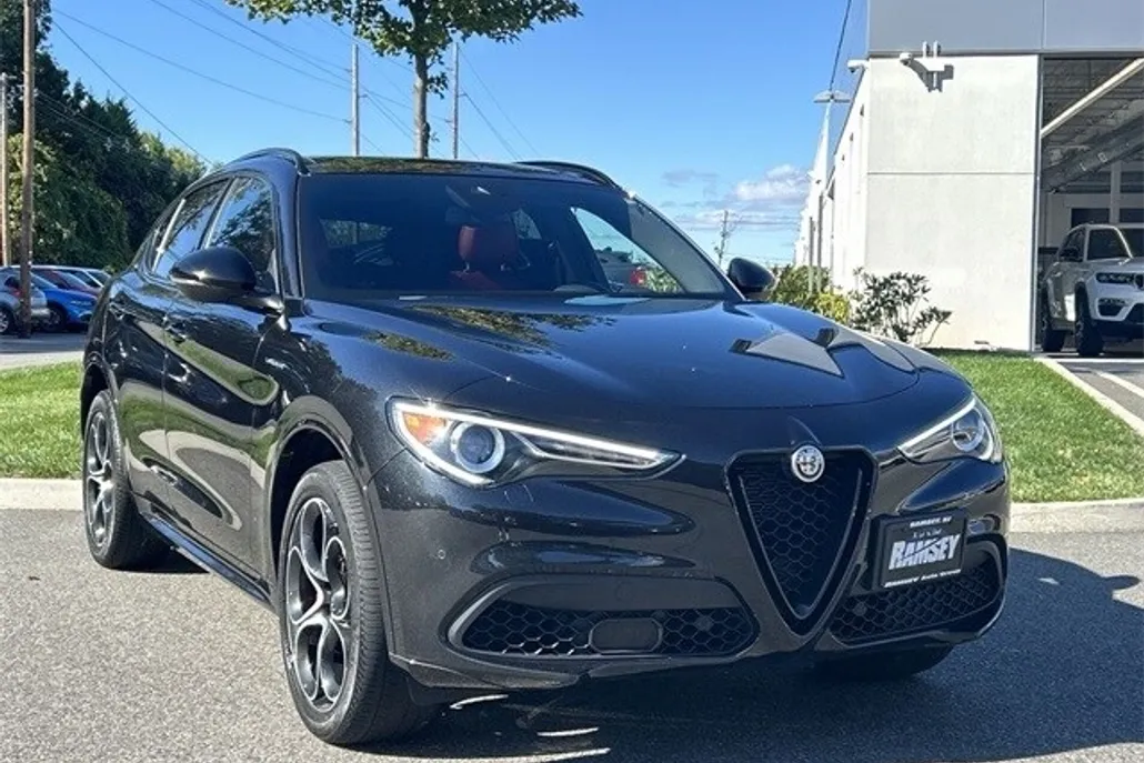 2022 Alfa Romeo Stelvio Ti Sport photo 1