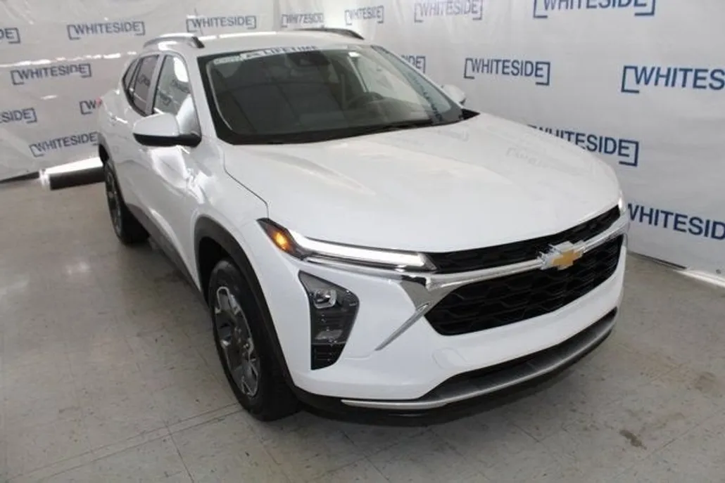 2025 Chevrolet Trax LT photo 1