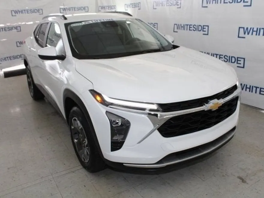 2025 Chevrolet Trax LT photo 1