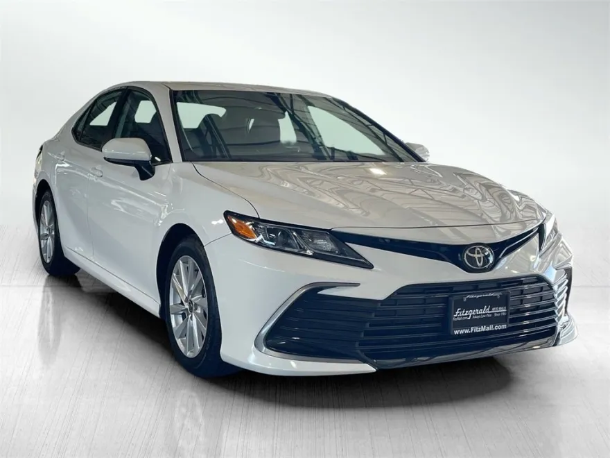 2022 Toyota Camry LE photo 1