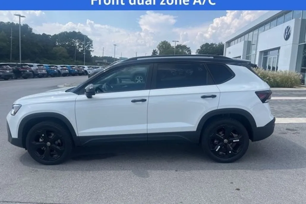 2025 Volkswagen Taos SE photo 1