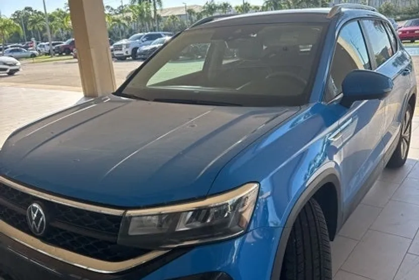 2024 Volkswagen Taos SE photo 1