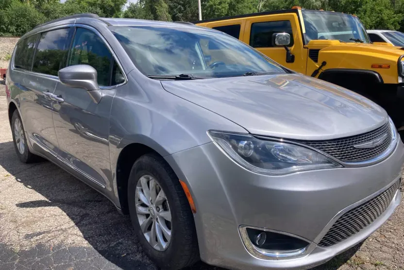 2017 Chrysler Pacifica Touring L photo 1