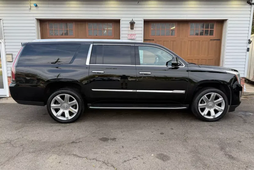 2018 Cadillac Escalade ESV Luxury photo 1