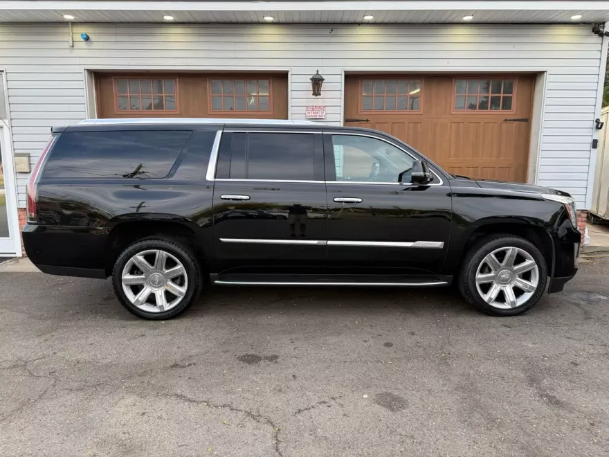 2018 Cadillac Escalade ESV Luxury photo 1