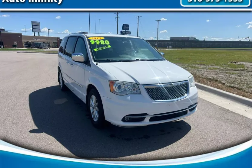 2015 Chrysler Town & Country Limited Platinum photo 1