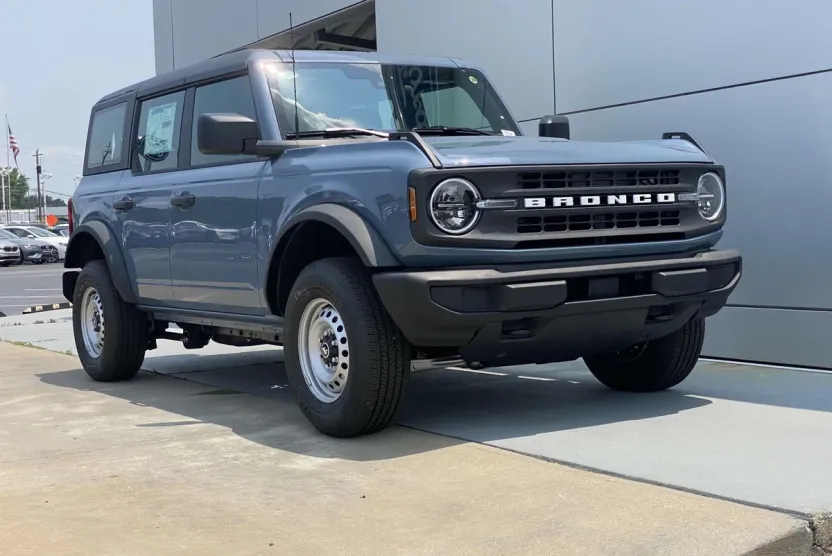 2025 Ford Bronco Base photo 1