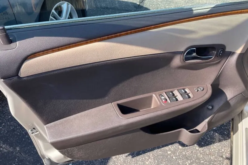 2011 Chevrolet Malibu 1LT photo 1