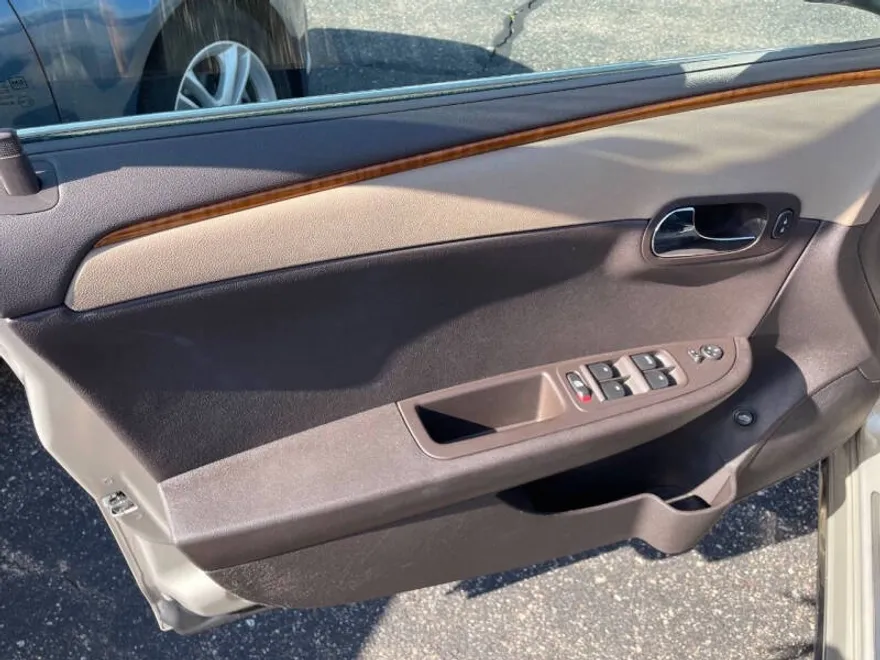 2011 Chevrolet Malibu 1LT photo 1