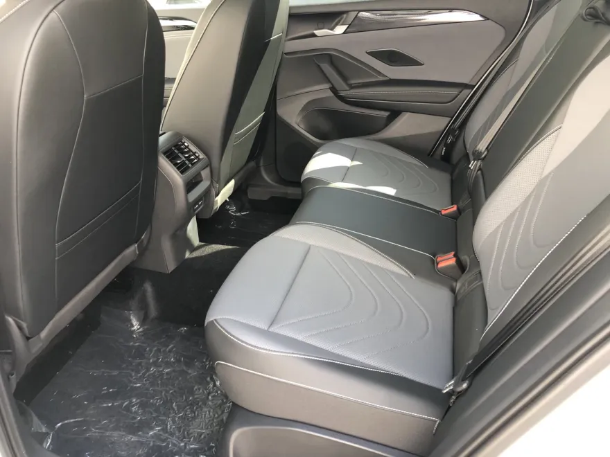 2025 Volkswagen Tiguan SE photo 1
