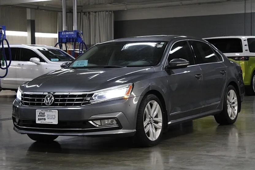 2017 Volkswagen Passat SE photo 1