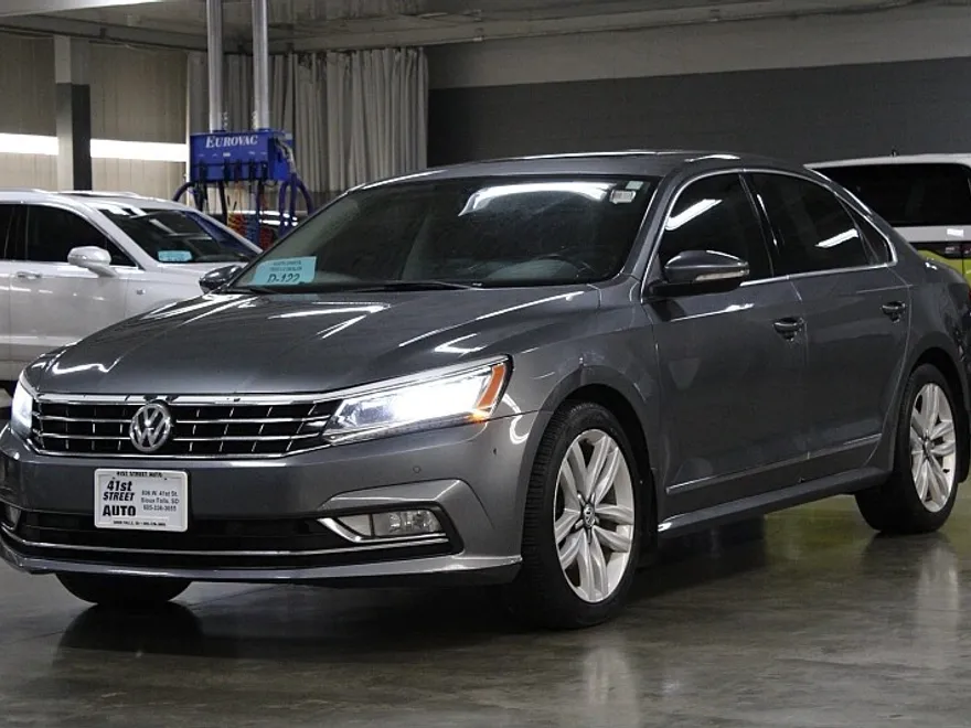 2017 Volkswagen Passat SE photo 1