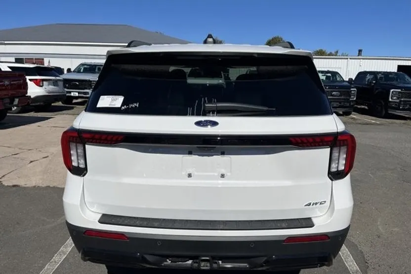 2025 Ford Explorer ST-Line photo 1