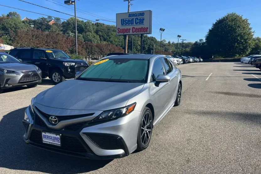 2022 Toyota Camry SE photo 1