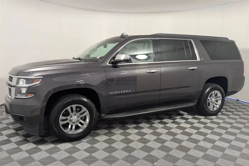 2017 Chevrolet Suburban LT photo 1