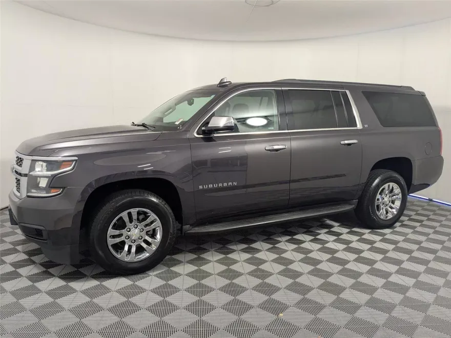 2017 Chevrolet Suburban LT photo 1