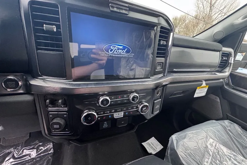 2025 Ford F-250 Lariat photo 1