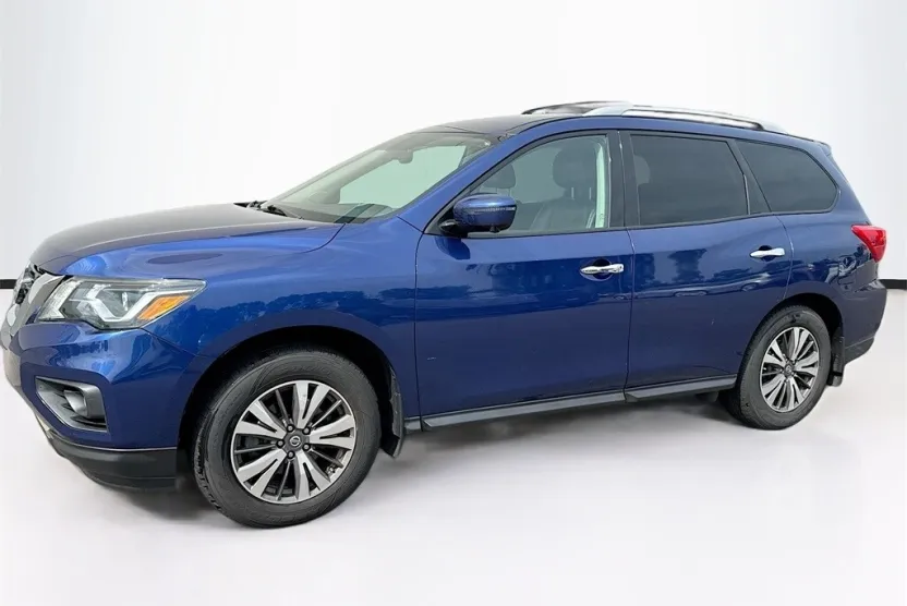2017 Nissan Pathfinder SL photo 1