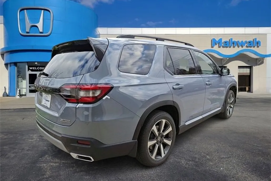 2025 Honda Pilot Touring photo 1