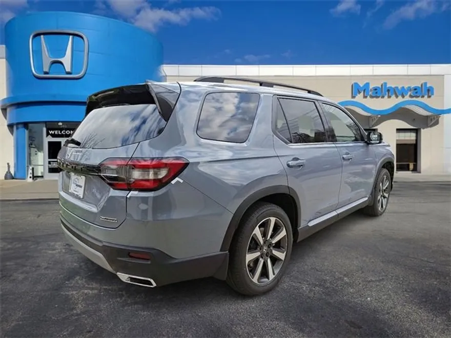2025 Honda Pilot Touring photo 1