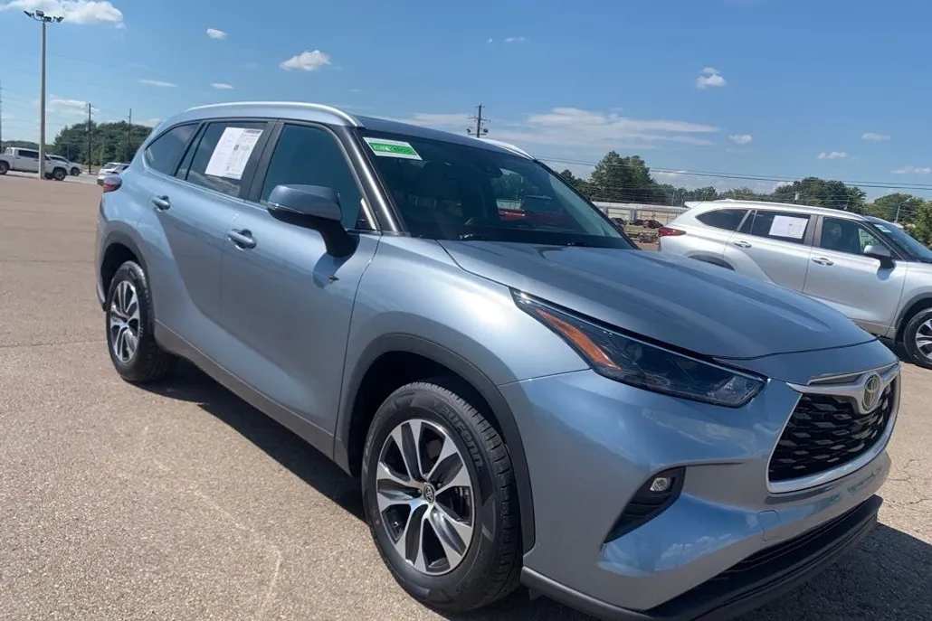 2023 Toyota Highlander XLE photo 1