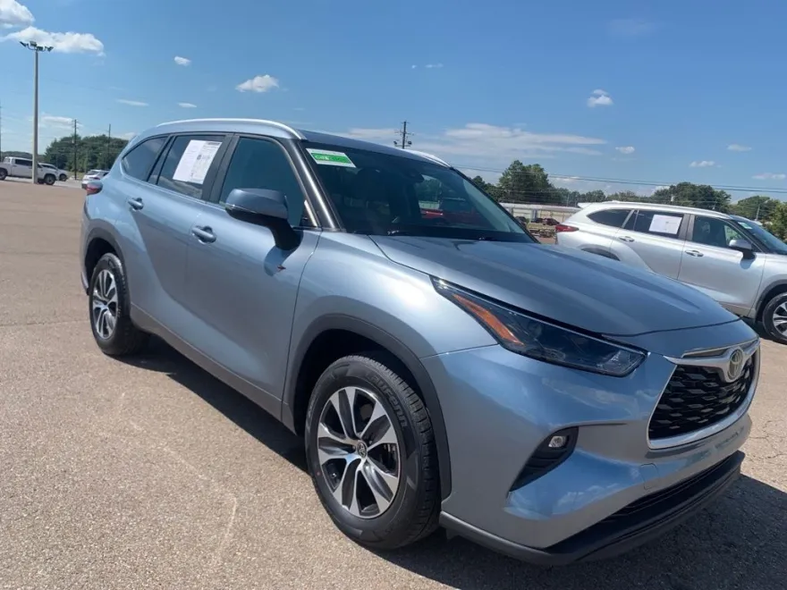 2023 Toyota Highlander XLE photo 1