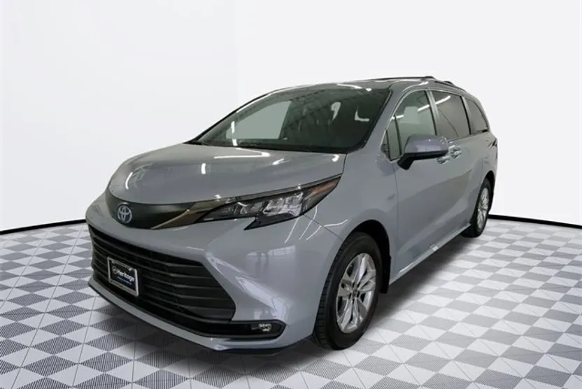 2022 Toyota Sienna XLE Woodland Edition photo 1