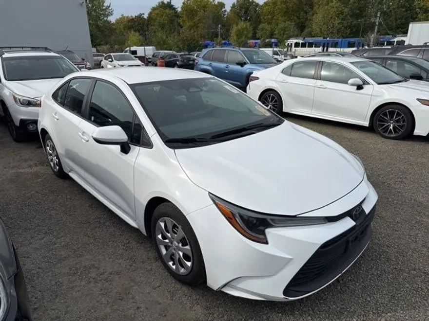 2024 Toyota Corolla LE photo 1