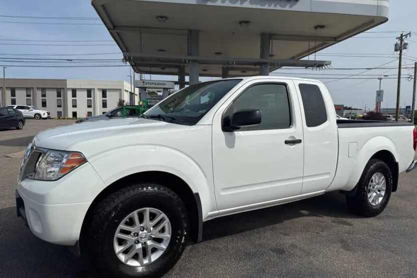 2015 Nissan Frontier SV photo 1