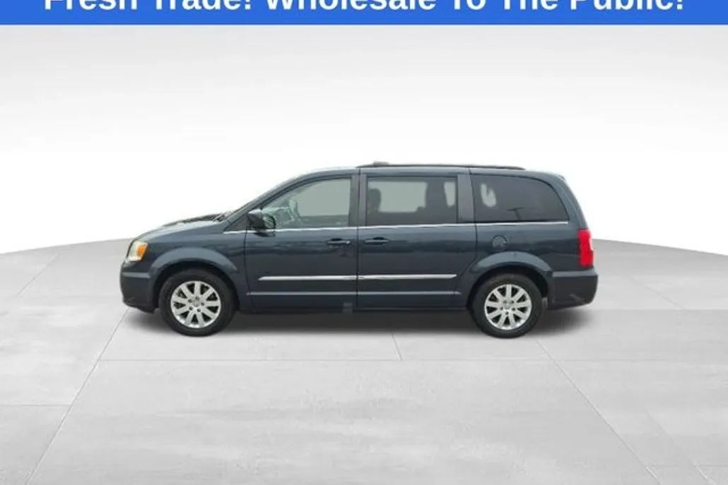 2013 Chrysler Town & Country Touring photo 1
