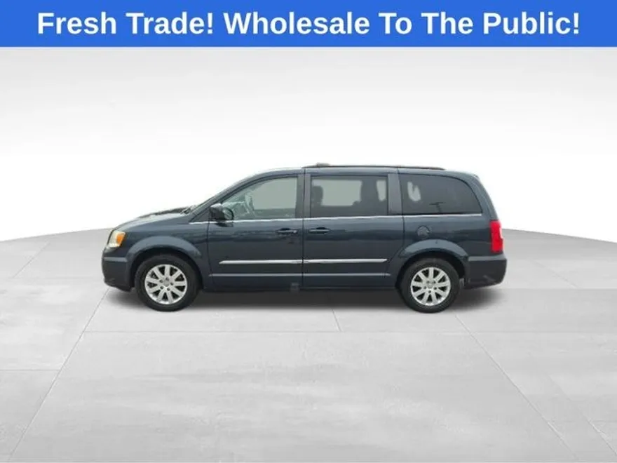 2013 Chrysler Town & Country Touring photo 1