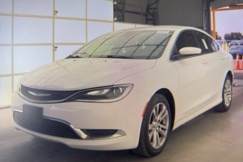 2016 Chrysler 200 Limited photo 1
