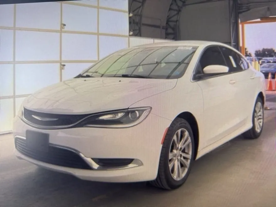 2016 Chrysler 200 Limited photo 1
