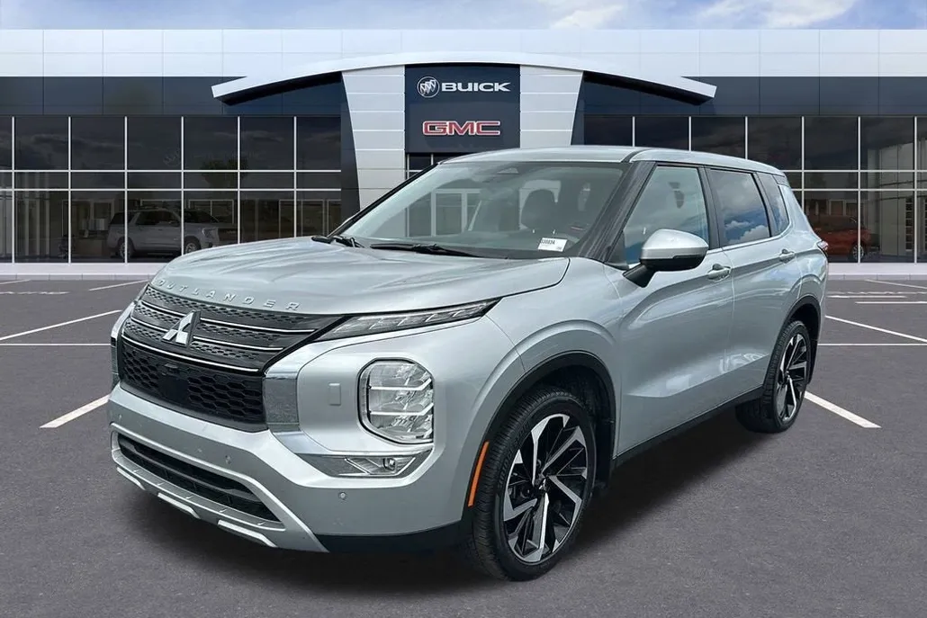 2023 Mitsubishi Outlander SE photo 1